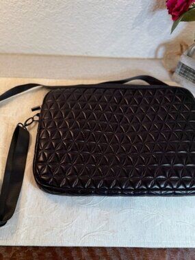 Unisex quilted reporter bag or‎ tablet/reader bag. 10” x 14”. Black. Adjustable